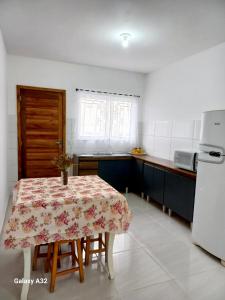 Η κουζίνα ή μικρή κουζίνα στο Casa aconchegante-Pontal Norte