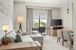 una sala de estar con un sofá y una mesa en Residence Inn by Marriott Melville, en Melville