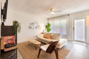 Televisyen dan/atau pusat hiburan di 2BD 2BA Bungalow 5 min Dania Beach 15 min Hard Rock Stadium
