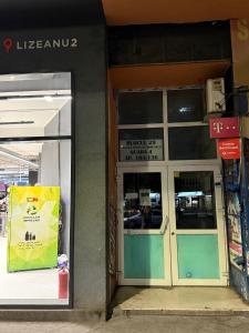 una entrada a una tienda con una puerta verde en VF Apartments, en Bucarest