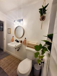 Bilik mandi di 2BD 2BA Bungalow 5 min Dania Beach 15 min Hard Rock Stadium +18 gambar