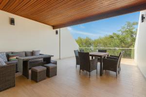 Un lugar para sentarse en Comfy Island Escape Close to Beach - Pool
