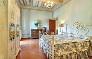 a bedroom with a bed and a dresser at Pet Friendly Home In Figline Valdarno in Lucolena in Chianti