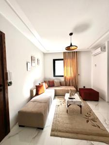 a living room with a couch and a table at Palmier d'or in Tunis