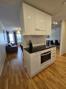 O bucătărie sau chicinetă la Cozy Apartment with Sauna near City Center