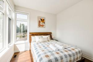 ein weißes Schlafzimmer mit einem Bett und zwei Fenstern in der Unterkunft Birch n Blanket BBQ Fire Pit Pingpong BigConnect4 in Dwight