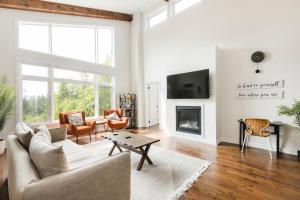 ein Wohnzimmer mit Couch und Kamin in der Unterkunft Birch n Blanket BBQ Fire Pit Pingpong BigConnect4 in Dwight