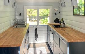 Una cocina con gabinetes blancos y un fregadero y una ventana. en 2 Bedroom Lovely Home In Nykøbing Sj, en Nykøbing Sjælland