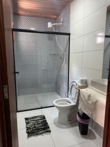 un bagno con doccia e WC di Chalé Vilarejo dos Milagres a São Miguel dos Milagres