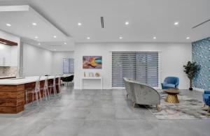 Et opholdsområde på New Construction Villa HotTub Heated Pool Gameroom