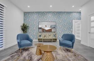 Et opholdsområde på New Construction Villa HotTub Heated Pool Gameroom