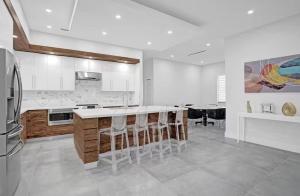 Køkken eller tekøkken på New Construction Villa HotTub Heated Pool Gameroom