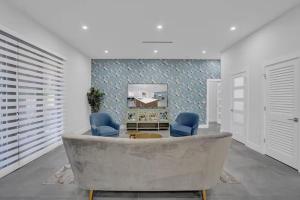 Et opholdsområde på New Construction Villa HotTub Heated Pool Gameroom