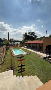 Un patio con piscina y una casa. en Luahara Glamping Domo Experience Presa de las Tortugas - Huaxtla Zapopan, 