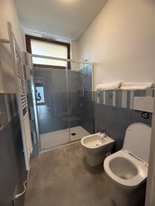 a bathroom with a toilet and a glass shower at Casa vacanze La Rondine in Stia