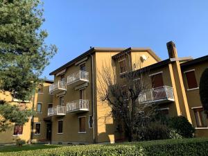 El edificio en el que está el departamento 18 fotos más