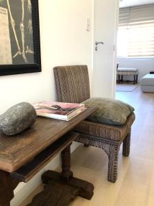 une table en bois avec une chaise et une table en bois avec un banc dans l'établissement apartamento confort, à Balneário Camboriú 14 autres photos