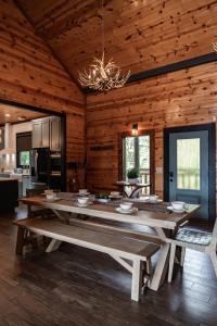 Ảnh trong thư viện ảnh của The Treasure Of Tennessee View 2 Hot Tubs Pool ở Pittman Center