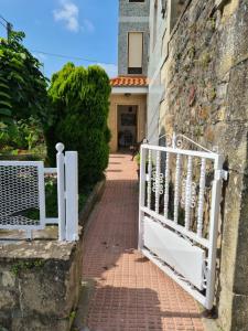 ein Tor vor einem Haus mit einem gemauerten Gehweg in der Unterkunft Gran casa rural con Finca de 4000 m2 in Quijano