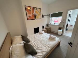 una piccola camera con letto e camino di Warrington House - Sleeps 6 - WiFi - Free Parking - Contractor Friendly a Warrington