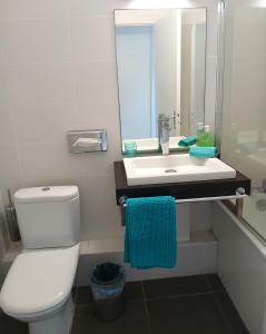 een badkamer met een wit toilet en een wastafel bij Studio Marina Blue in Saint-François +10 foto's