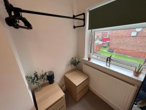 una camera con finestra con termosifone e finestra cieca di Warrington House - Sleeps 6 - WiFi - Free Parking - Contractor Friendly a Warrington