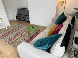un soggiorno con un divano e un tavolo di Warrington House - Sleeps 6 - WiFi - Free Parking - Contractor Friendly a Warrington