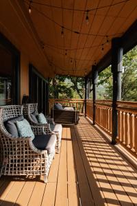 Ban công/sân hiên tại The Treasure Of Tennessee View 2 Hot Tubs Pool