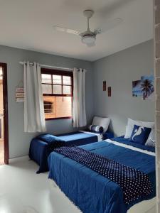 a bedroom with two beds and a window at Refúgio Peró - Praia, piscina e churrasqueira in Cabo Frio +26 photos