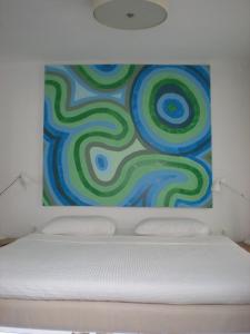 Postel nebo postele na pokoji v ubytování Birds Nest Flat