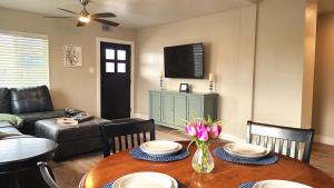 Μια τηλεόραση ή/και κέντρο ψυχαγωγίας στο Cozy Cottage +31 φωτογραφίες