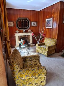 ein Wohnzimmer mit Couch und Kamin in der Unterkunft Gran casa rural con Finca de 4000 m2 in Quijano + 55 Fotos