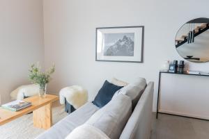 a living room with a couch and a table at Studios del Susana - Dúplex Únicos y Exclusivos in Ushuaia