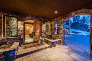 Piscina de la sau aproape de Majestic Ski In Out by Park City Vacations