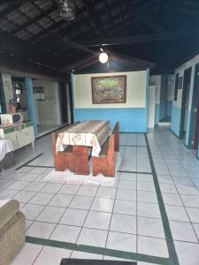 Cette chambre dispose d'un lit et de carrelage. dans l'établissement Pousada Top Mix, à Florianópolis