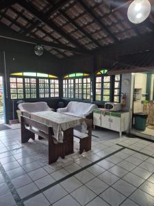 une chambre avec deux lits, une table et des fenêtres dans l'établissement Pousada Top Mix, à Florianópolis