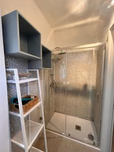 フェラーラにあるSottoSopra Apartments - In centro a piediのバスルーム(白いはしご付きのシャワー付)