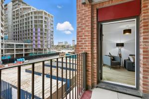 リバプールにあるCentral Liverpool Luxury 2BR w Balcony & 2 Bathsの建物が見えるバルコニー