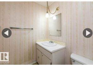 ein Badezimmer mit Waschbecken und Spiegel in der Unterkunft West end in Edmonton + 21 Fotos