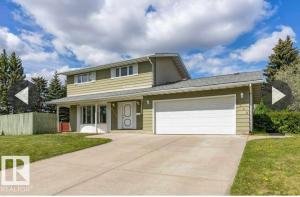 ein Haus mit Auffahrt und Garage in der Unterkunft West end in Edmonton