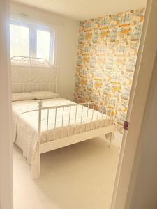 ein Schlafzimmer mit einem Bett in einem Zimmer mit Ziegelwand in der Unterkunft West end in Edmonton