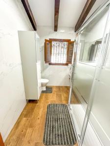 Koupelna v ubytování Casa rural Benthomiz 210, Algarrobo, Málaga, España