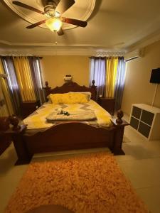 Postel nebo postele na pokoji v ubytování Bright 3BR Santiago Home - Walk to Trails, Dining & The Monument