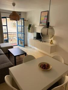 a living room with a white table and chairs at Capitán - 2 habitaciones centro de Fuengirola in Fuengirola