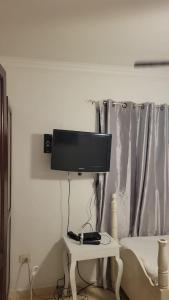 Μια τηλεόραση ή/και κέντρο ψυχαγωγίας στο Santo Domingo Apt 2H a few steps from downtown