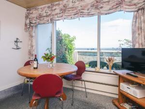 Μια τηλεόραση ή/και κέντρο ψυχαγωγίας στο 4 person holiday home in Rømø-By Traum