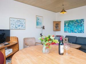 Μια τηλεόραση ή/και κέντρο ψυχαγωγίας στο 4 person holiday home in Rømø-By Traum