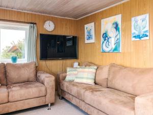 Posezení v ubytování 4 person holiday home in Farsø-By Traum