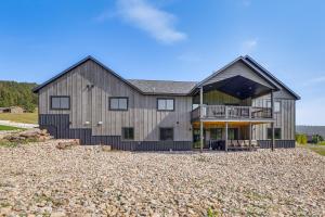 a large house with a gambrel roof at 4 Mi to Dtwn Sturgis Cabin with Hot Tub and Game Room in Crook City