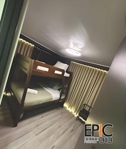 CubaにあるEpic Suite 313 Deluxe Airport Family 3H 10Pの二段ベッド1組、窓が備わる小さな客室です。